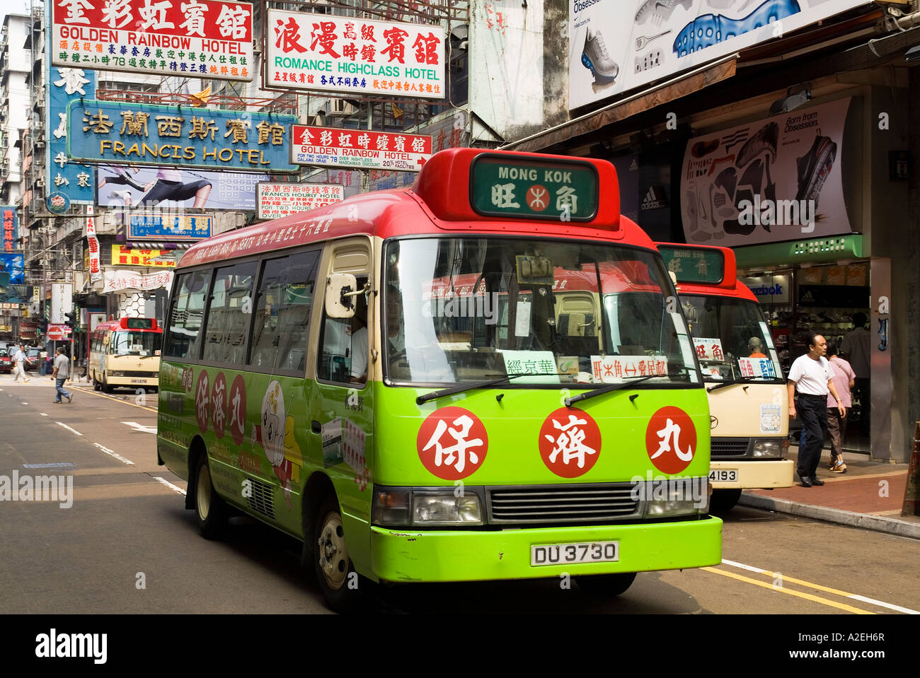 dh Red Öffentlicher Lichtbus MONG KOK HONGKONG Nichtterminiert Minibus-Service mit Werbung Busse Transport mongkok Straße Stockfoto