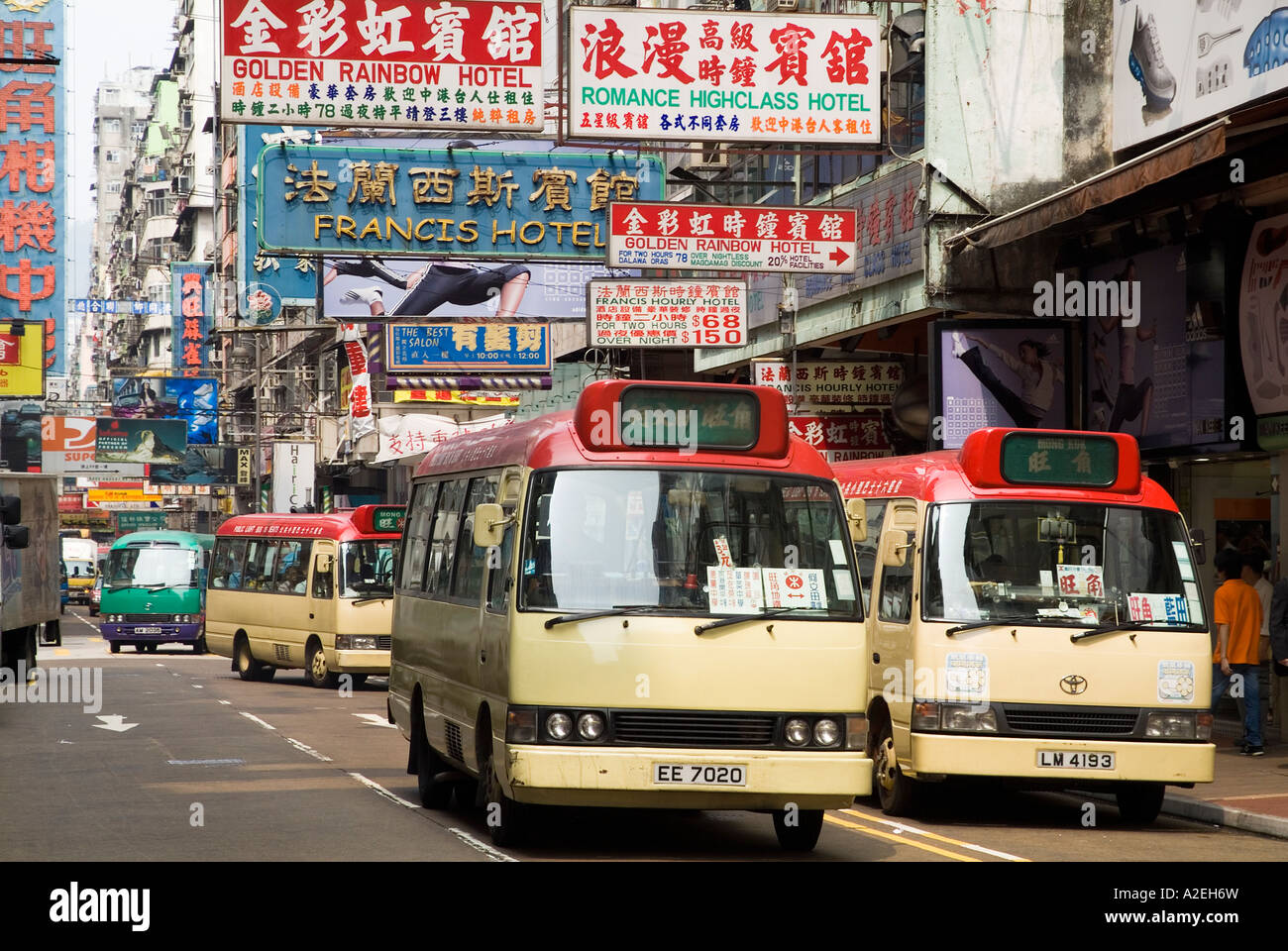 dh Minibus MONG KOK HONG KONG Red Öffentlicher Stadtbus nicht planmäßiger Service Backstreet Busse transportieren mongkok Straße Stockfoto
