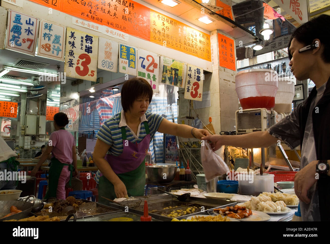dh Fastfood Food Stall MONG KOK HONG KONG Kundenshop-Assistent bei Snack-Kauf hk chinesen asiatische Fastfood-Bestellung Stockfoto