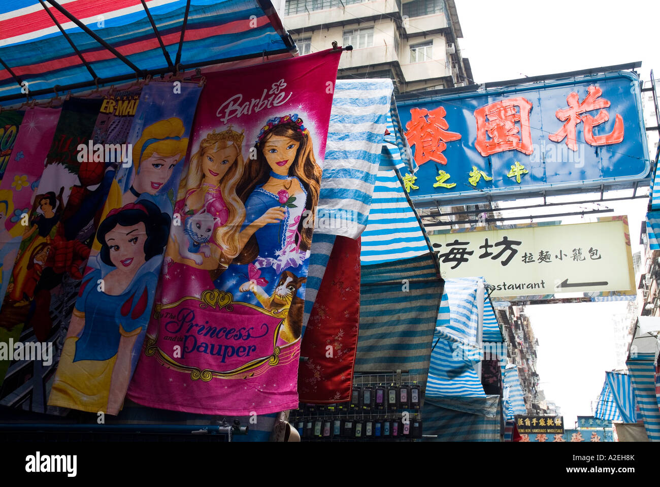 dh Ladies Market MONG KOK HONG KONG China Street Market Zeigen Kinder Handtücher und Kalligraphie Zeichen chinesischen Barbie mongkok tung choi kowloon Stockfoto