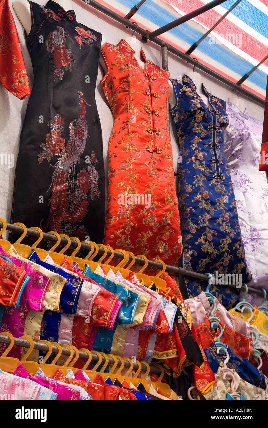 dh Ladies Market MONG KOK HONG KONG Street Marktstand Zeigt chinesische Seide Cheongsam Kleider mongkok traditionelle Kostüm china Kleid Kaufen Stockfoto
