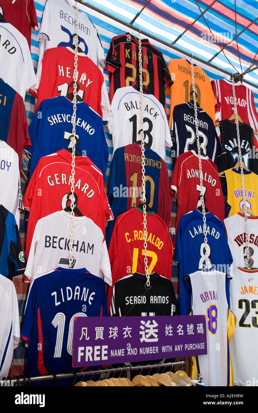 dh Ladies Market MONG KOK HONG KONG Street Stall Fußball Streifen Fußball Replik Streifen Kit hk Shirts gefälschte Waren tung choi asien gefälschter Verkauf Stockfoto