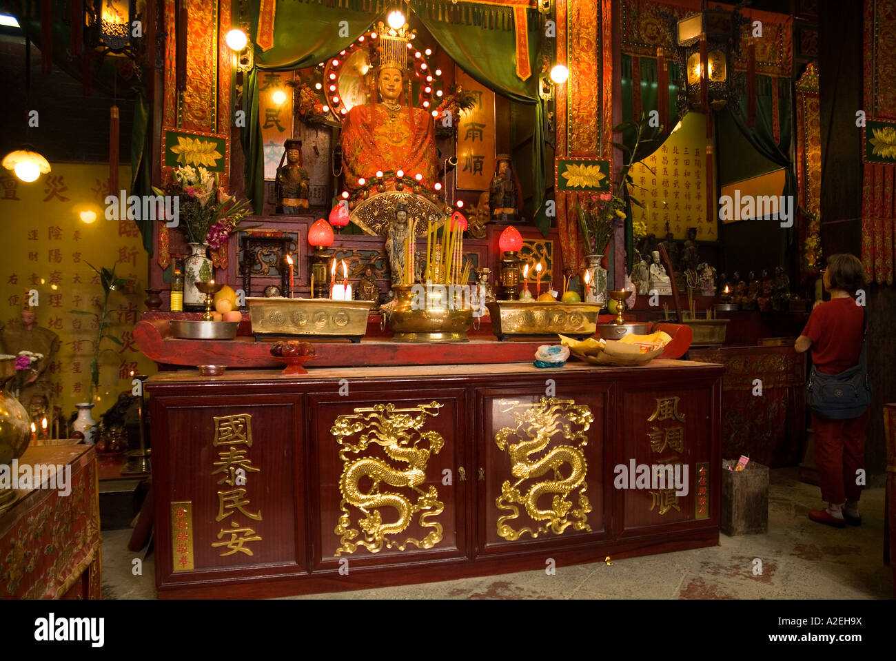 dh Public Square Street Temple YAU MA TEI HONGKONG Frau verehrt am Altar Tin Hau Tempel Anbetung tao Ritual china Stadt Schrein daoismus Stockfoto