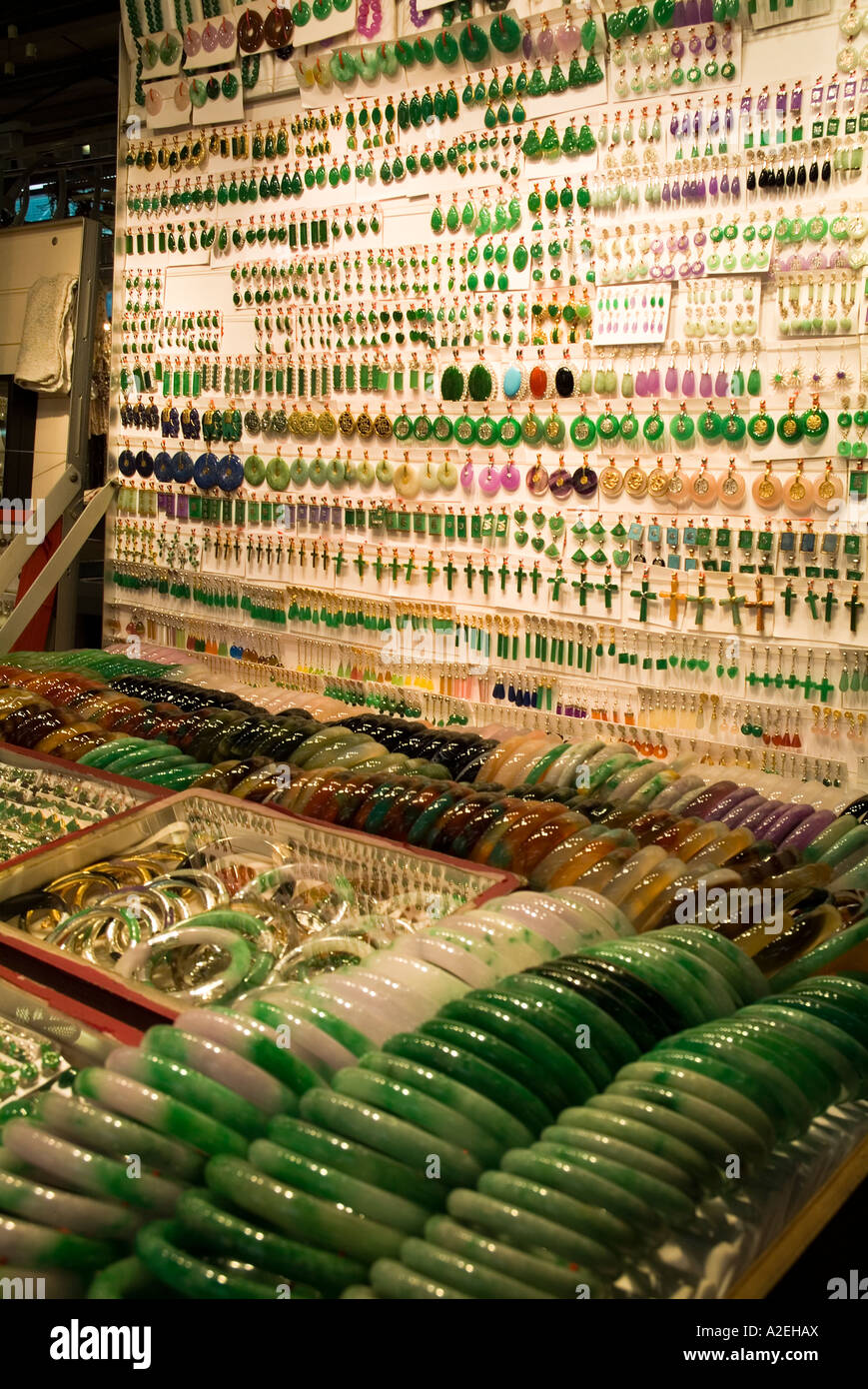 dh Jade Markt YAU MA TEI HONGKONG Stand von Jade Halsketten Armbänder Ohrschmuck Schmuck Display china kowloon Juwel Geschenk Souvenir Stockfoto