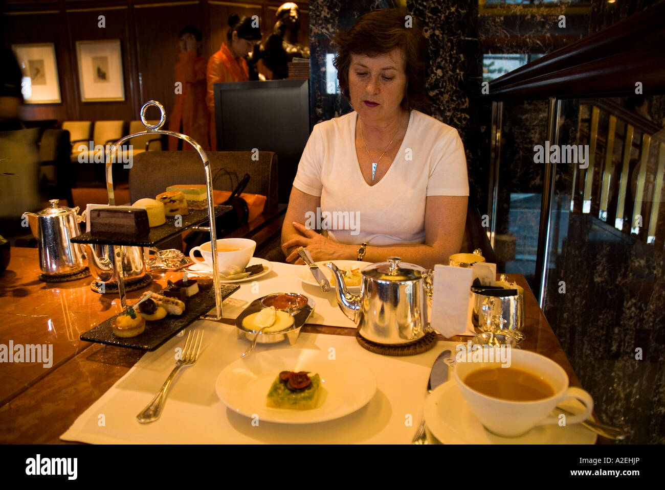 dh Oriental Clipper Lounge MANDARIN-HOTEL HONGKONG ASIA Tourist Frau am Nachmittag Tees Hotels High Tea Luxus-Restaurant Stockfoto