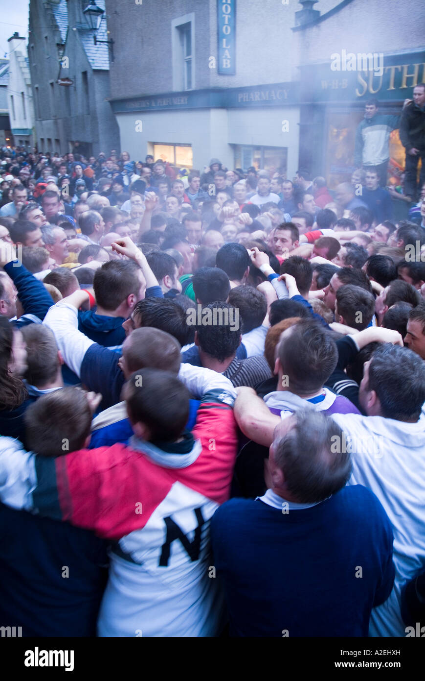 dh das Ba KIRKWALL ORKNEY Pack von Ba-Spielern Victoria Street New Years Day Rugby-Spiel Menschen Masse Stockfoto