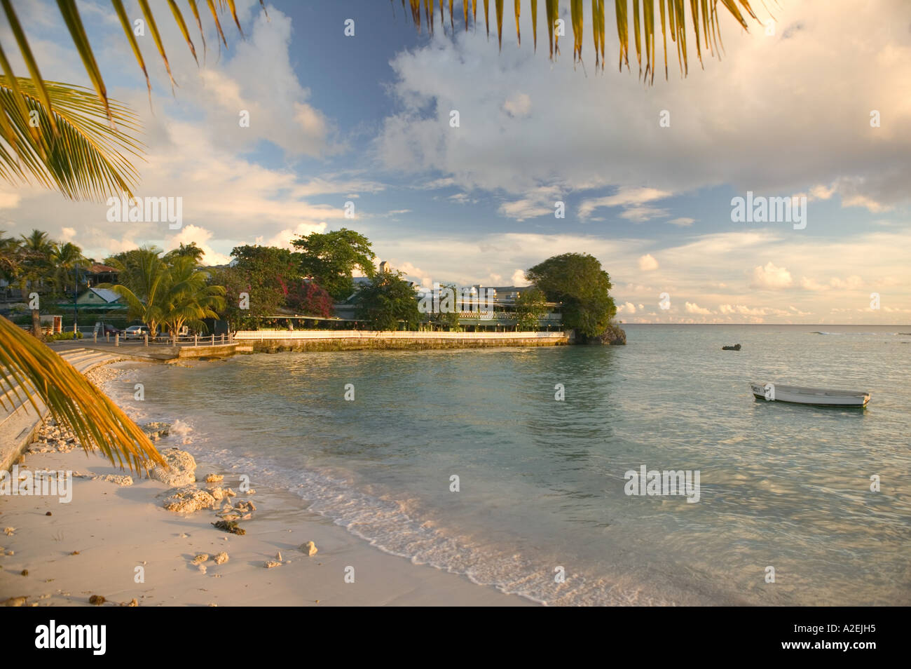 BARBADOS, St. Lawrence Gap, Blick auf den Sonnenuntergang der kleinen Bucht Stockfoto
