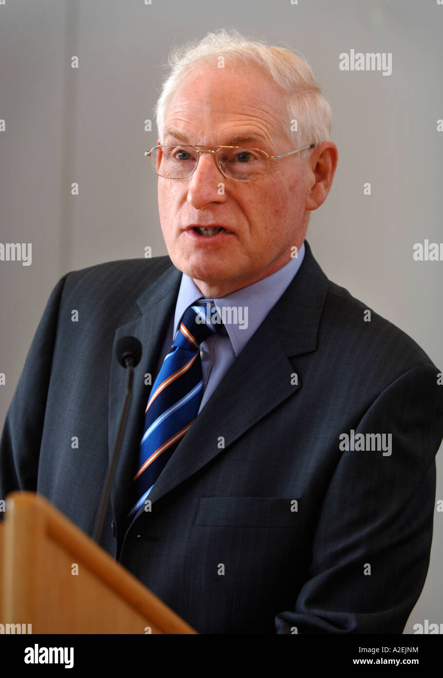 MAL ZEITUNG CROSSWORD COMPILER RICHARD GORDON ANLÄSSLICH DER WETTBEWERB 2006 IN CHELTENHAM UK Stockfoto