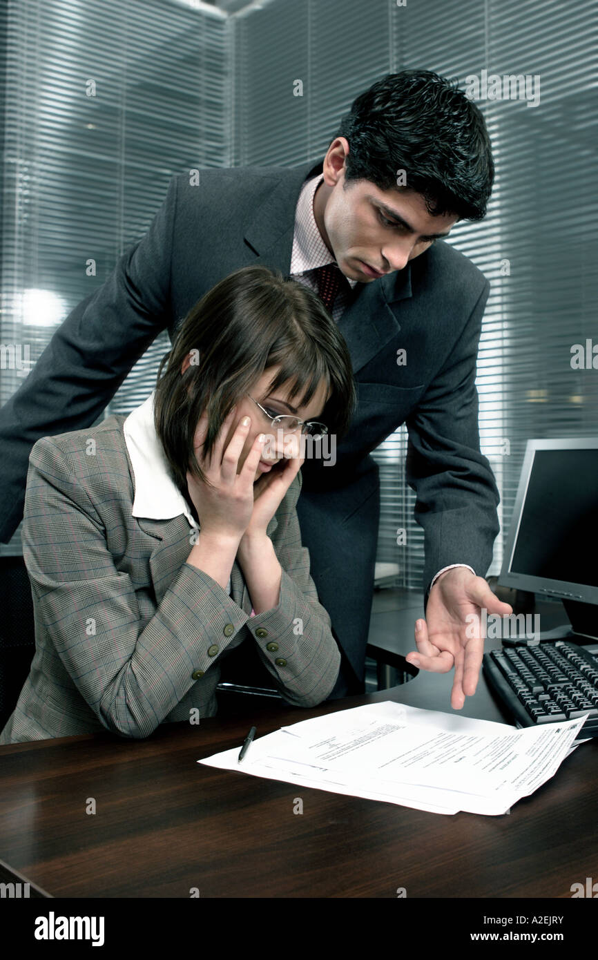 1220049 indoor Büro Arbeit paar junge Frau Mann 25 30 Anzug Anzüge Krawatte Brünette Gläser dunklen Haaren Sit Schreibtisch persönlichen co Stockfoto