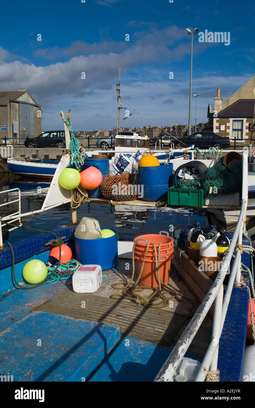 dh Kirkwall Hafen KIRKWALL ORKNEY Angelausrüstung im Stern Fischerbootes neben Kai Stockfoto