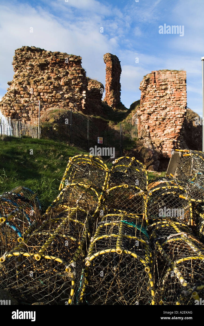 dh Dunbar Castle DUNBAR LOTHIAN Ruinenwände schottische Ruine Website Tourismus britische Ruinen Stockfoto