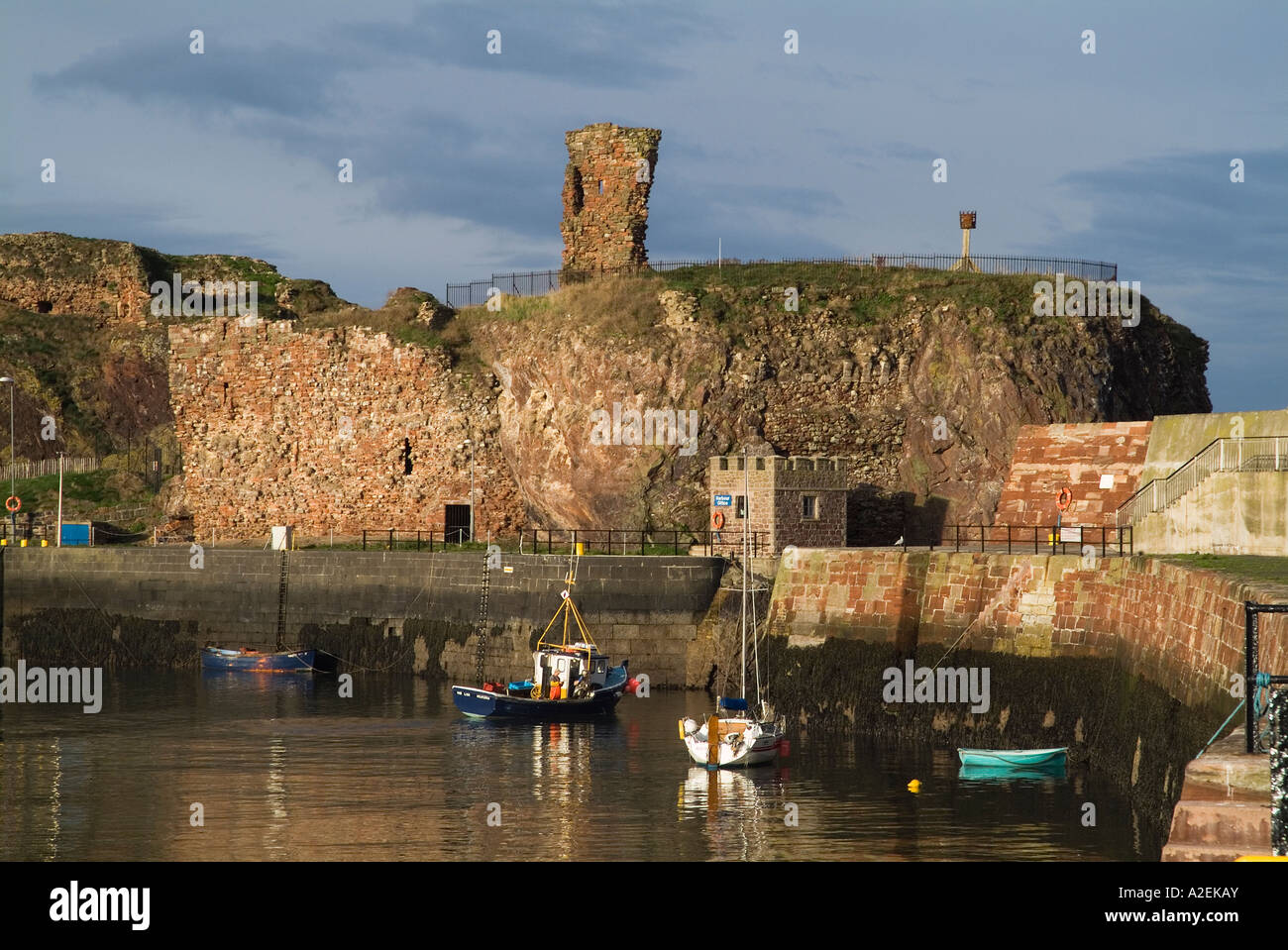 dh Dunbar Castle Victoria Harbour DUNBAR LOTHIAN EAST Old Ruined Scotland Harbour Fischerboot verlassen Burgen Küstenboote Küste Stockfoto