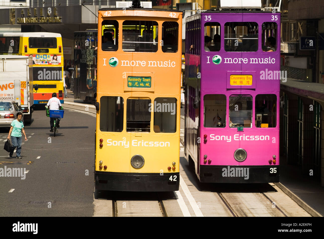 dh des Voeux Rd TRAM HONG KONG zwei unterschiedlich farbige Doppeldecker Trams Sony Ericsson Anzeige china öffentlicher Verkehr Werbung Stadt zentrale Straße Stockfoto