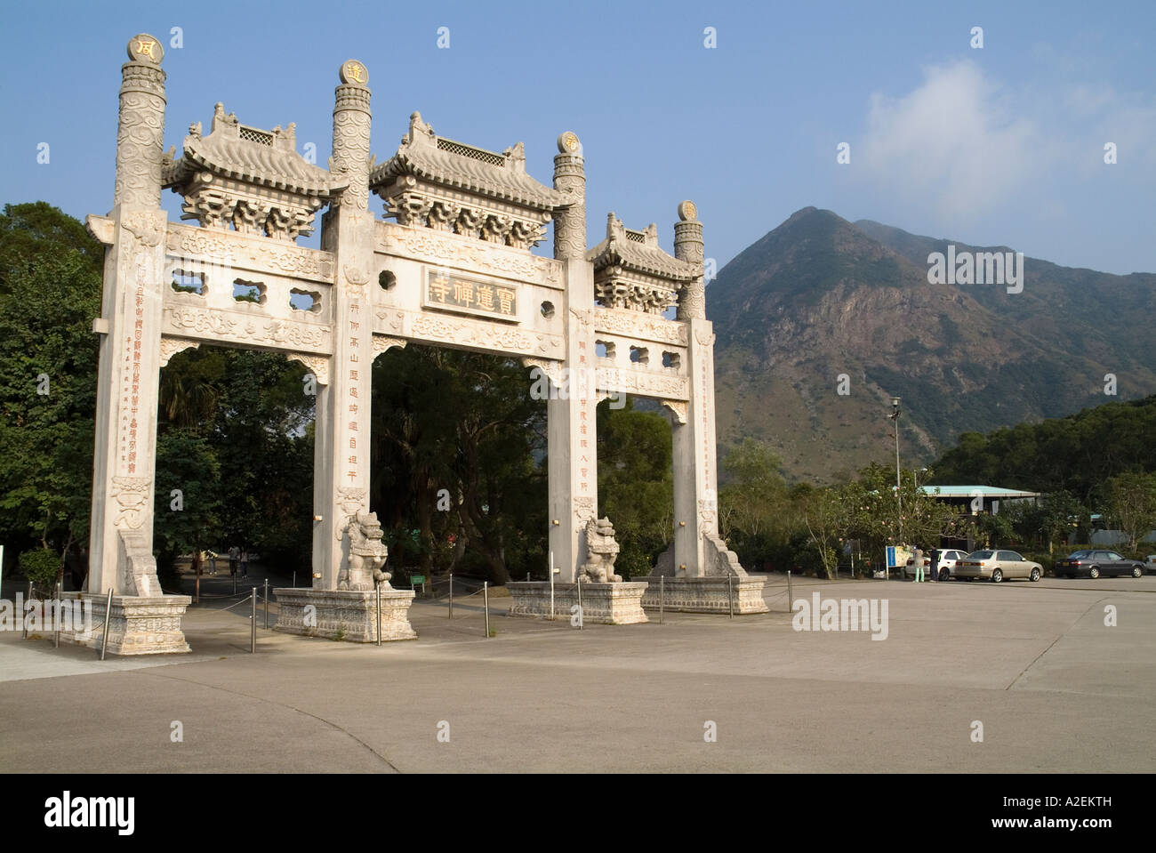 Dh Po Lin Kloster LANTAU HONG KONG Große gateway Fassade zu Tempel China gates Insel Stockfoto