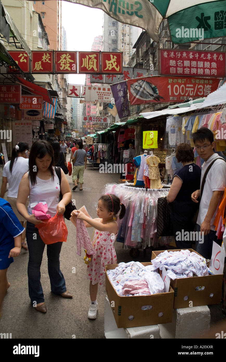 dh Marble Road Market NORTH POINT HONGKONG Chinesische Mutter Kind Auswahl Kleidung Stoff Straßenstände Kinder Einkaufsbuden mit Tochter Kleid china Stockfoto