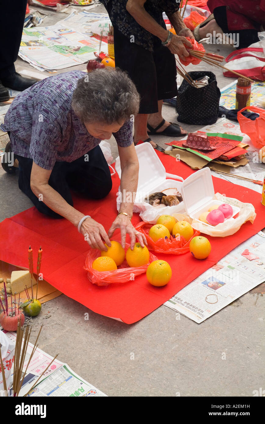 dh Temple WONG TAI SIN HONGKONG Ältere Gläubige essen Angebote taoist chinesisches Ritual alte Frau china Senioren ältere Menschen taoismus religiös Stockfoto