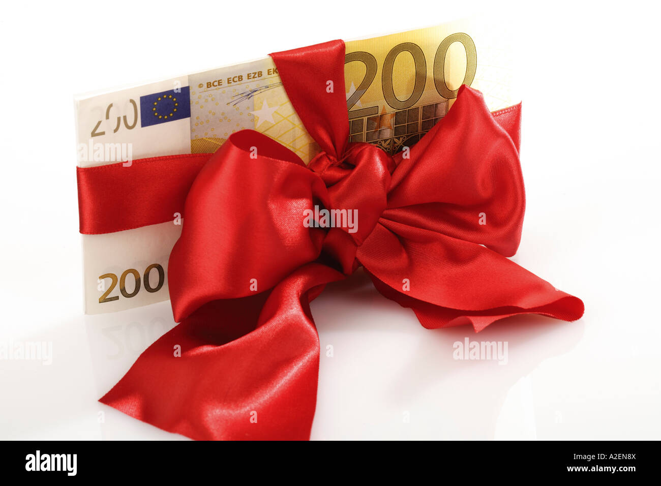 Reihe von Banknoten als Geschenk gebunden Stockfoto