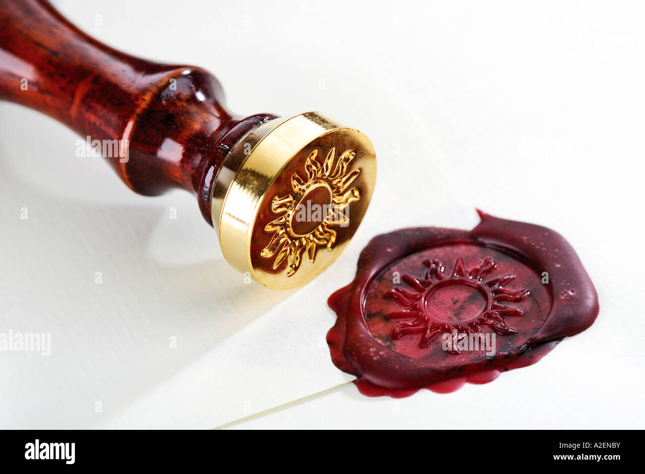 Macht ein Siegel auf einem Umschlag Stockfoto