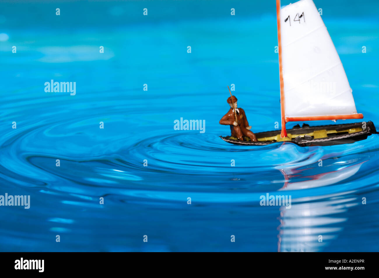 Figur der Fischer im Boot auf dem Wasser Stockfoto