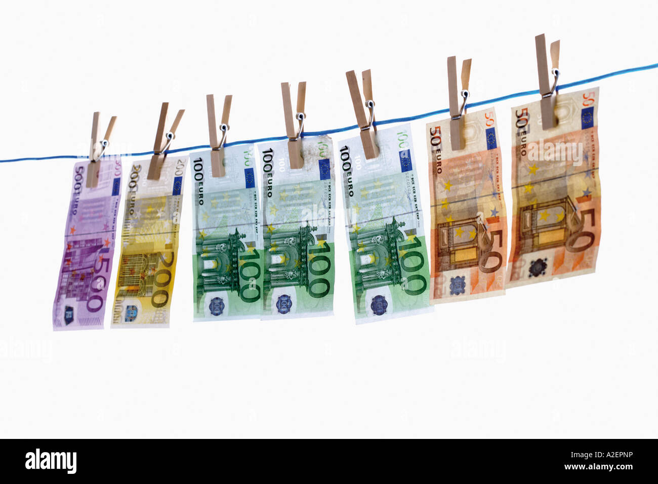 Euro-Banknoten auf der Wäscheleine Stockfoto
