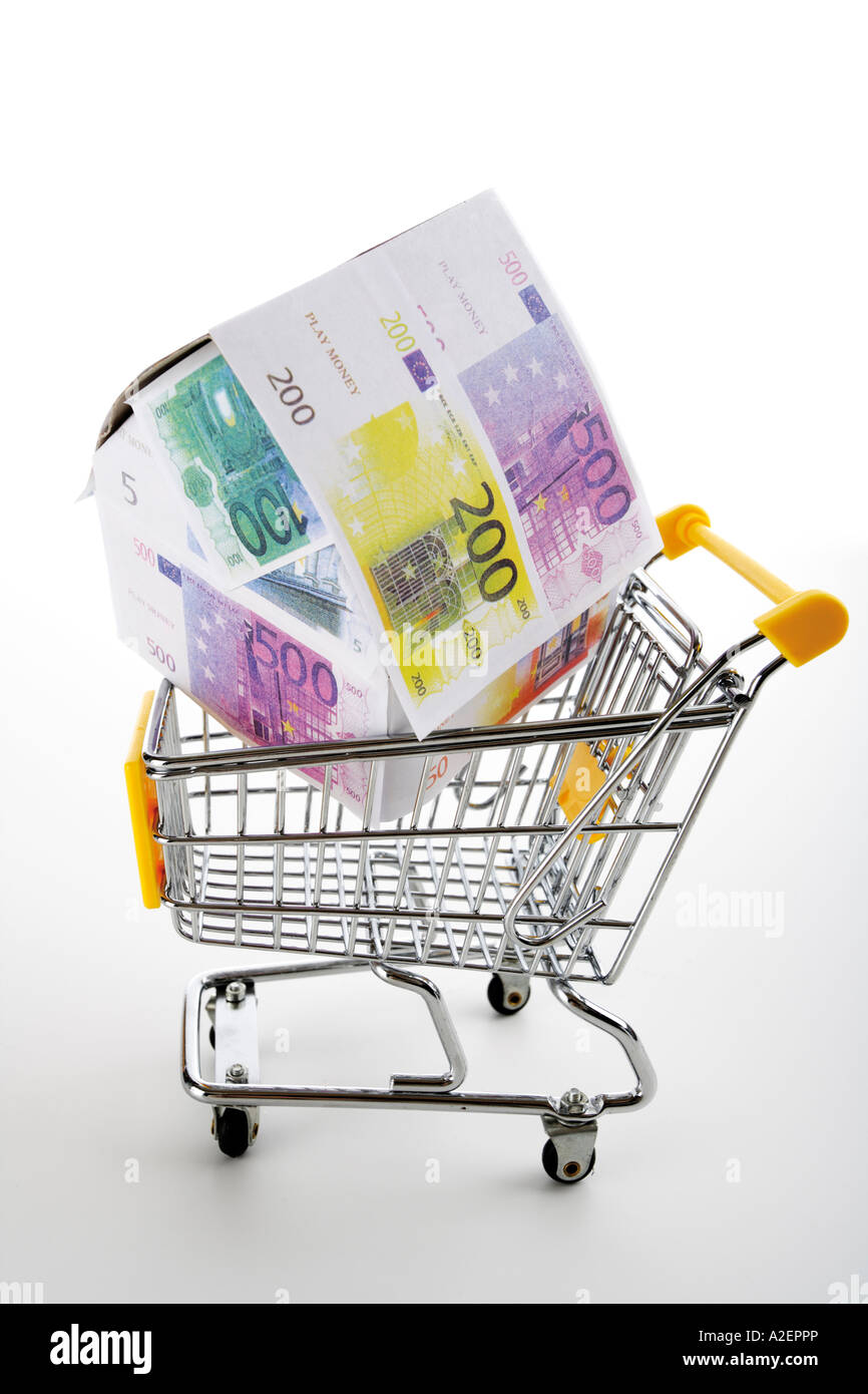 Haus von Euro-Banknoten in Einkaufswagen Stockfoto