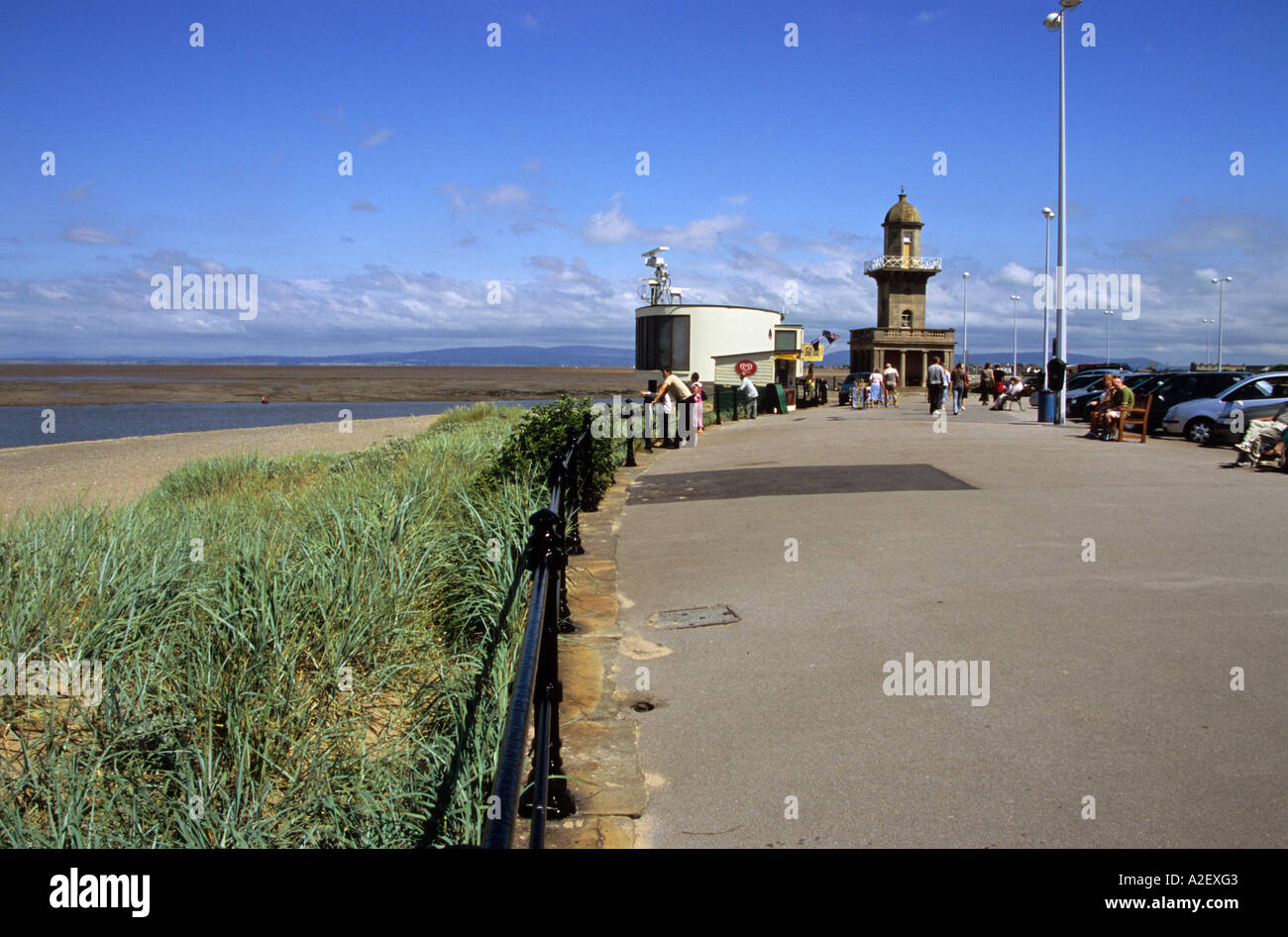 Leuchtturm und Küstenwache Talstation auf der Promenade am Fleetwood Stockfoto