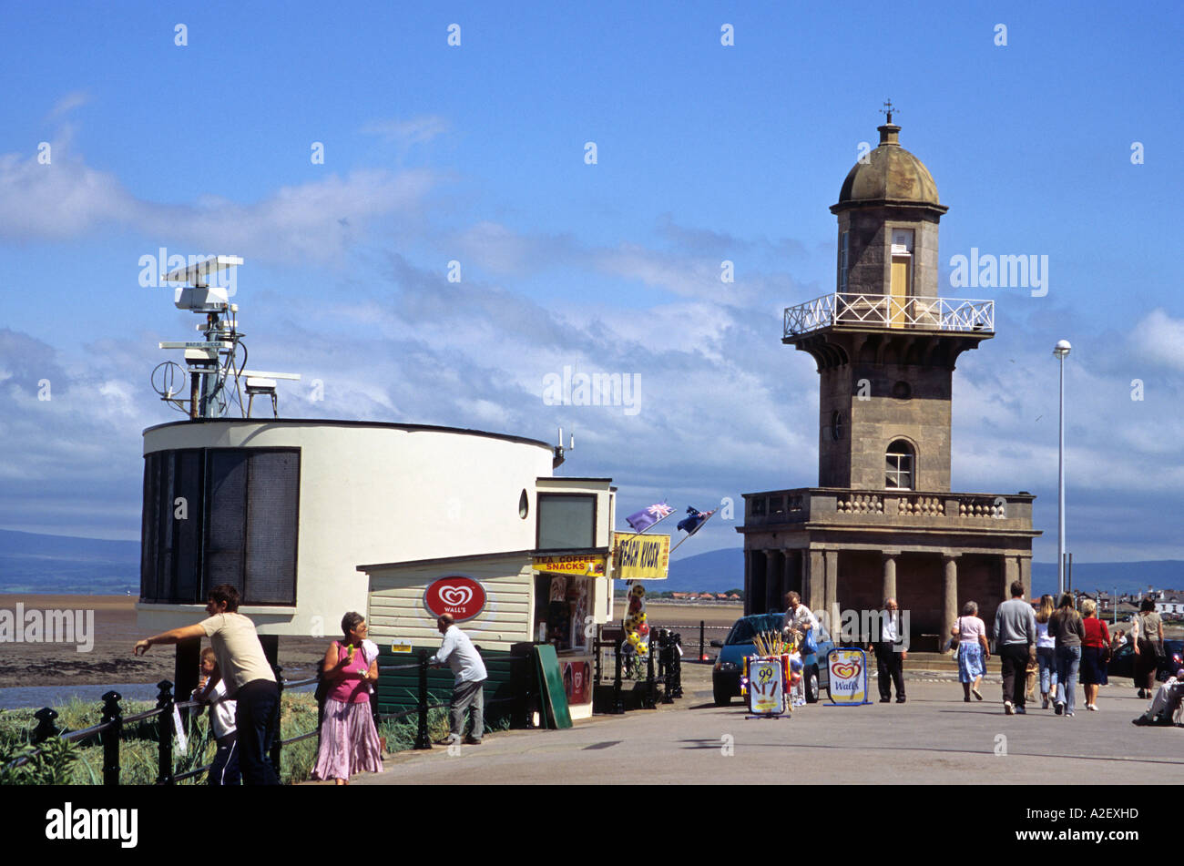 Leuchtturm und Küstenwache Talstation auf der Promenade am Fleetwood Stockfoto