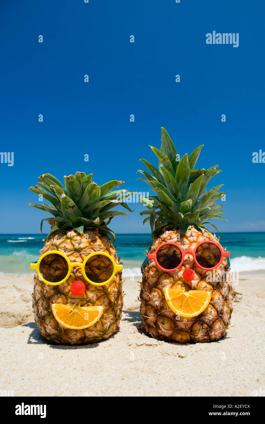 Zwei Gesichter der Ananas mit Sonnenbrille an einem tropischen Strand ...