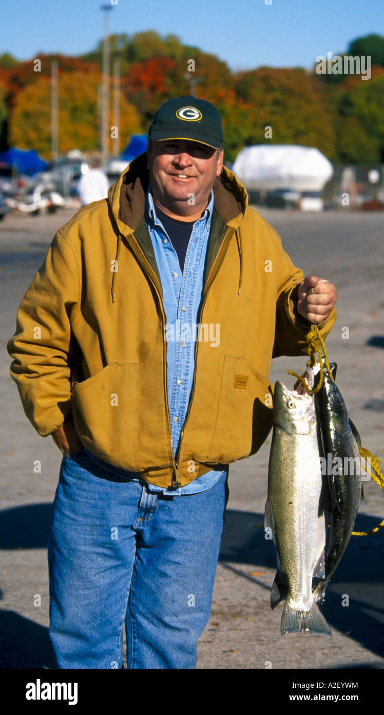 Porträt von Fischer mit fangen am Seeufer Milwaukee Wisconsin USA Stockfoto