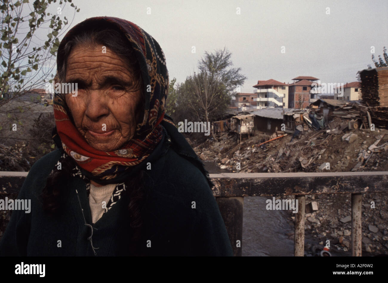 Ältere albanischen Roma-Frau macht Runden für ihre Familie Stockfoto