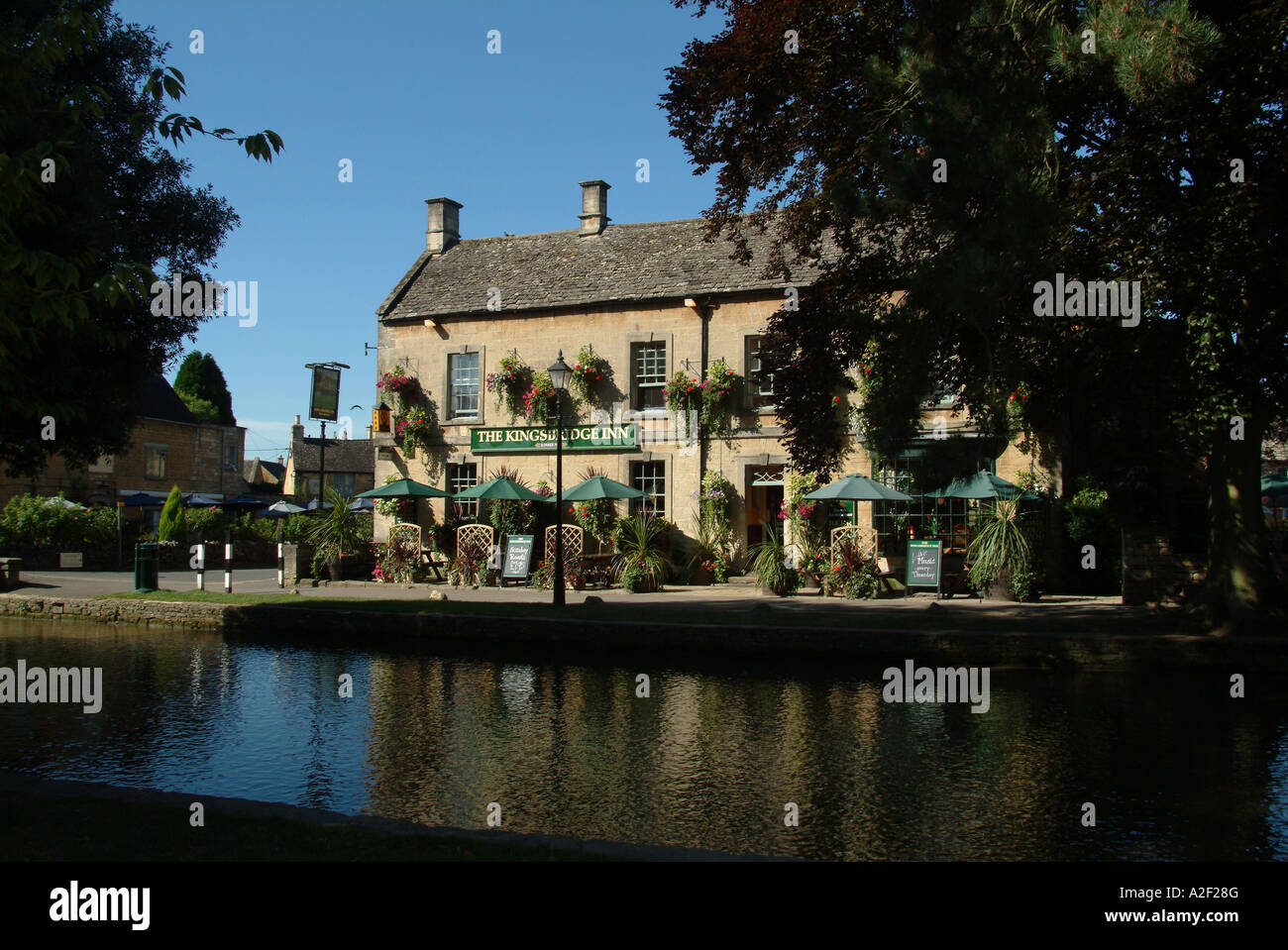 Aussenansicht des Kingsbridge Inn, Bourton-on-the-Water, Gloustershire, Cotswolds, England, Vereinigtes Königreich. Stockfoto