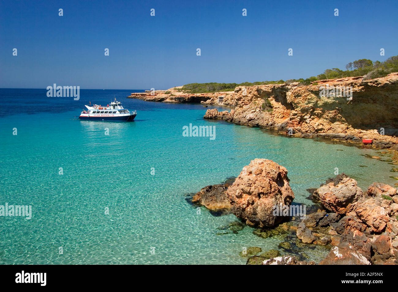 Strand Spanien Balearen Ibiza Cala Comte Touristenboot Stockfoto