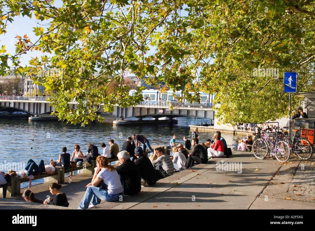 Schweiz Zürich See Promenade Leute sitzen auf Treppe in Richtung Limmat CH Zürich einem Im Herbst Stockfoto