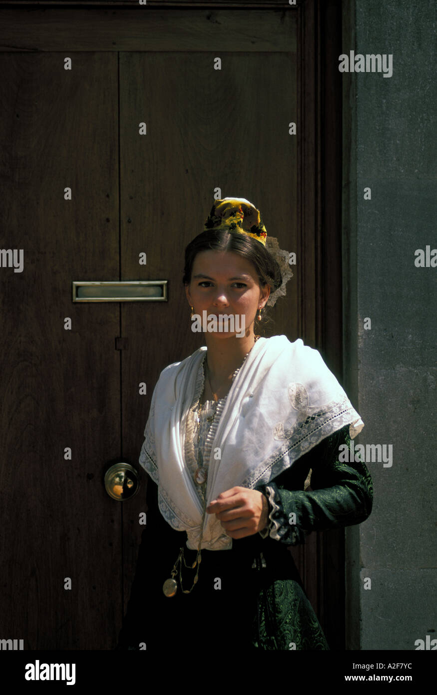 Europa, Frankreich, Provence, St-Rémy-de-Provence. Mädchen im provencialischen Kleid Stockfoto