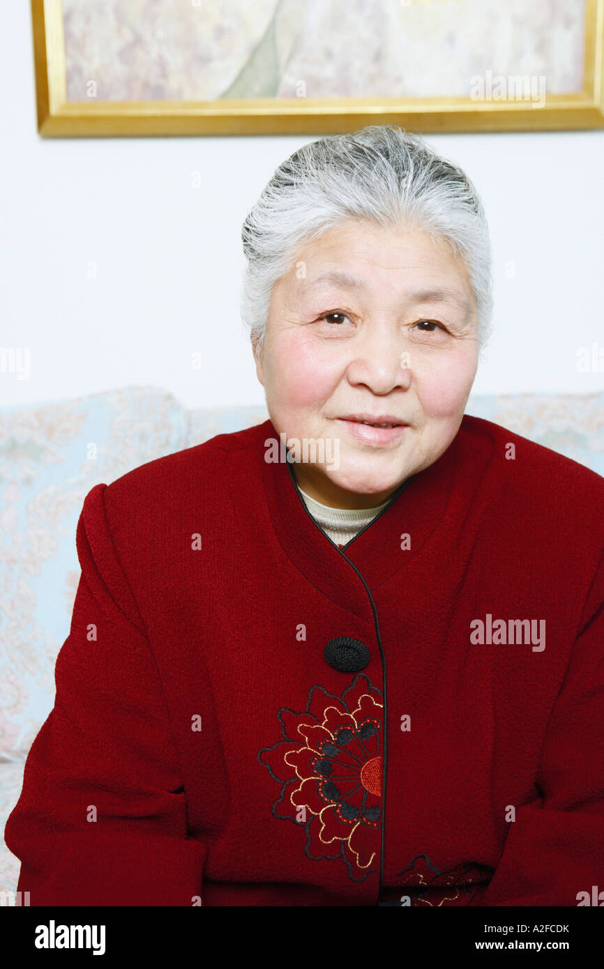 Portrait einer älteren Frau lächelnd Stockfoto