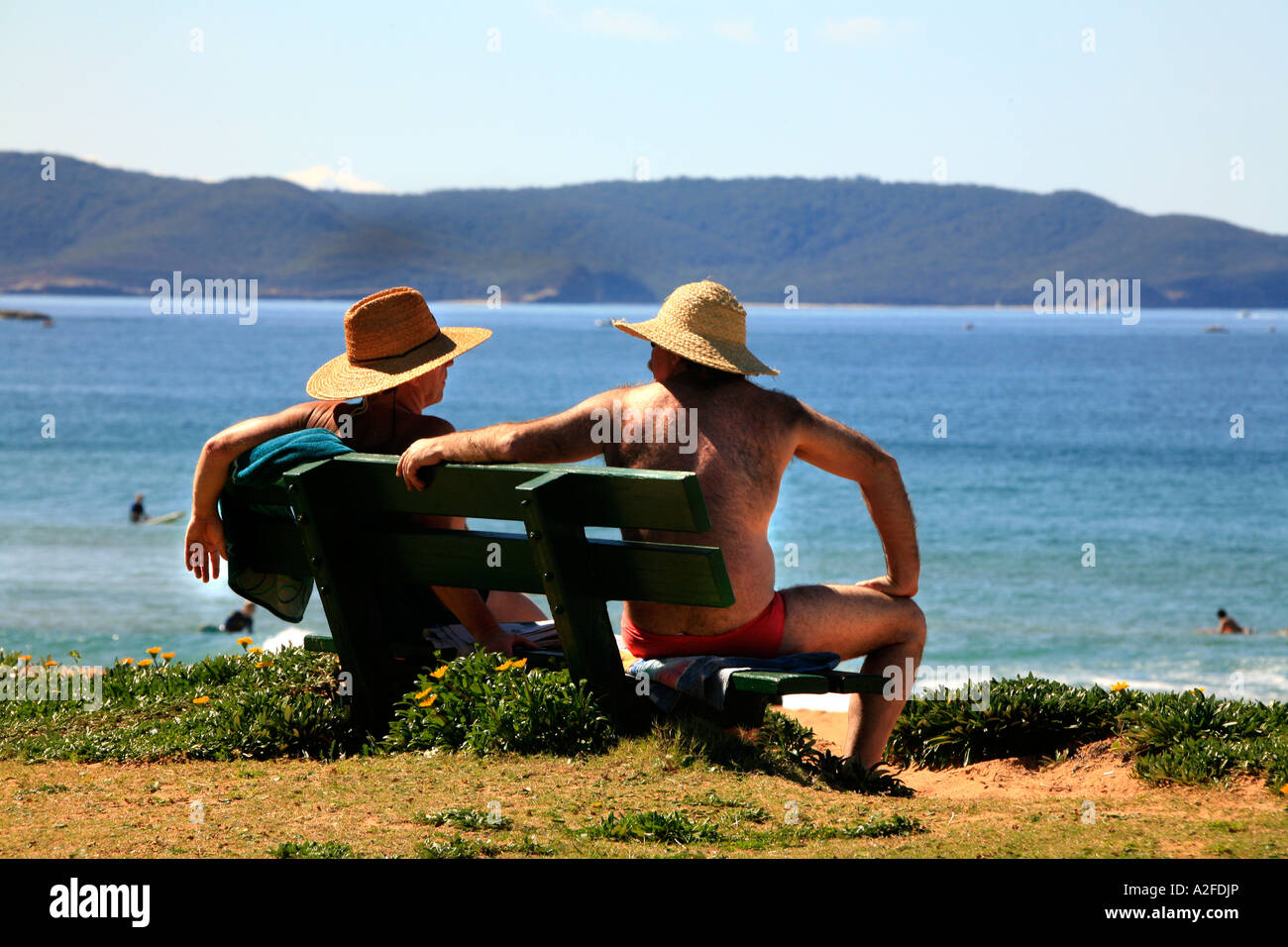 Australische Männer in Sonnenhüte bei Palm Beach Sydney Australia Stockfoto