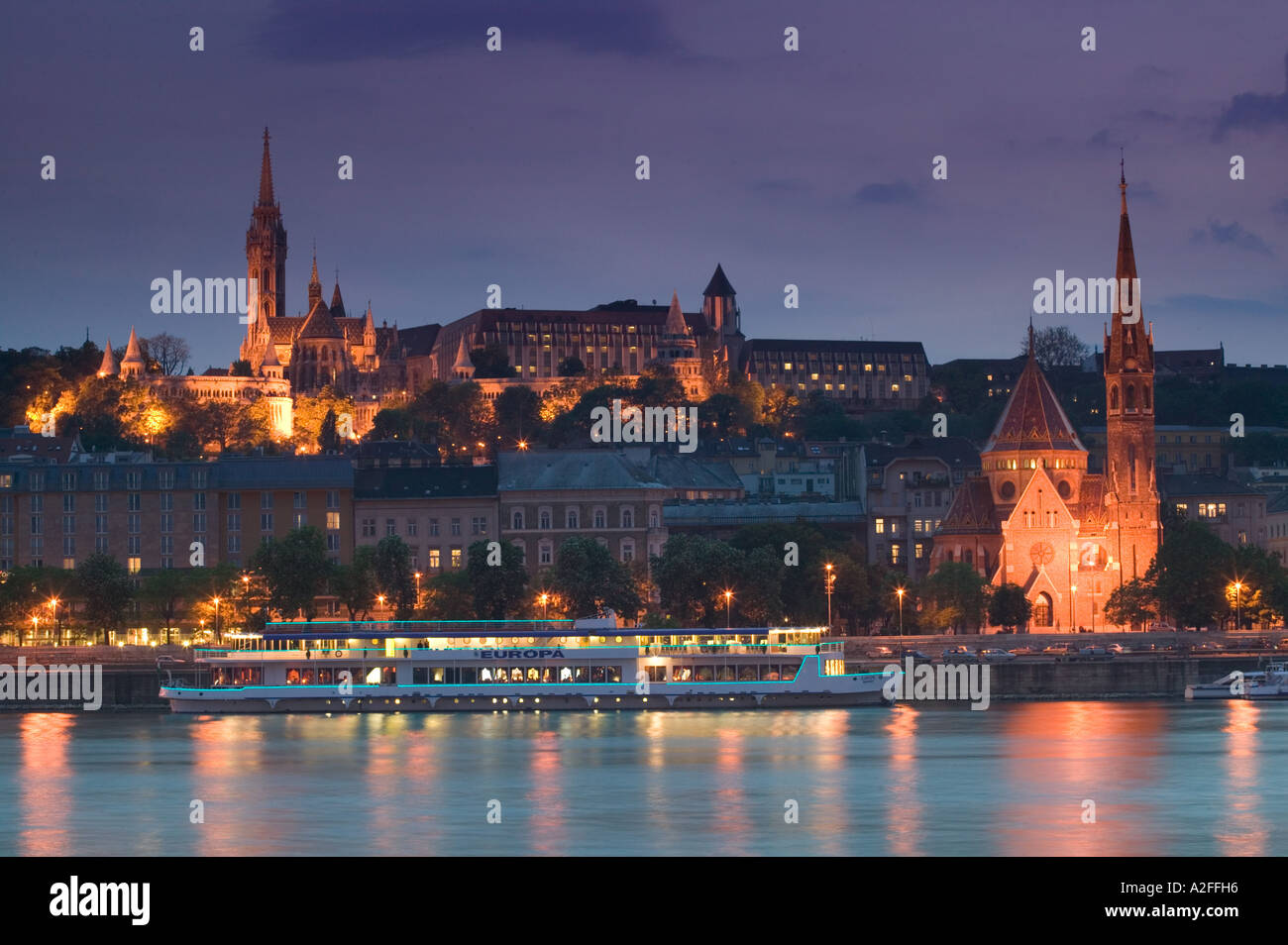Ungarn, Budapest: Burgberg, reformierte Kirche & Donau / Abend Stockfoto