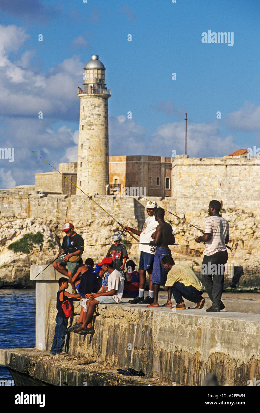 Angler an der Uferpromenade Malecon, Festung El Morro im Hintergrund, Havanna, Kuba Stockfoto