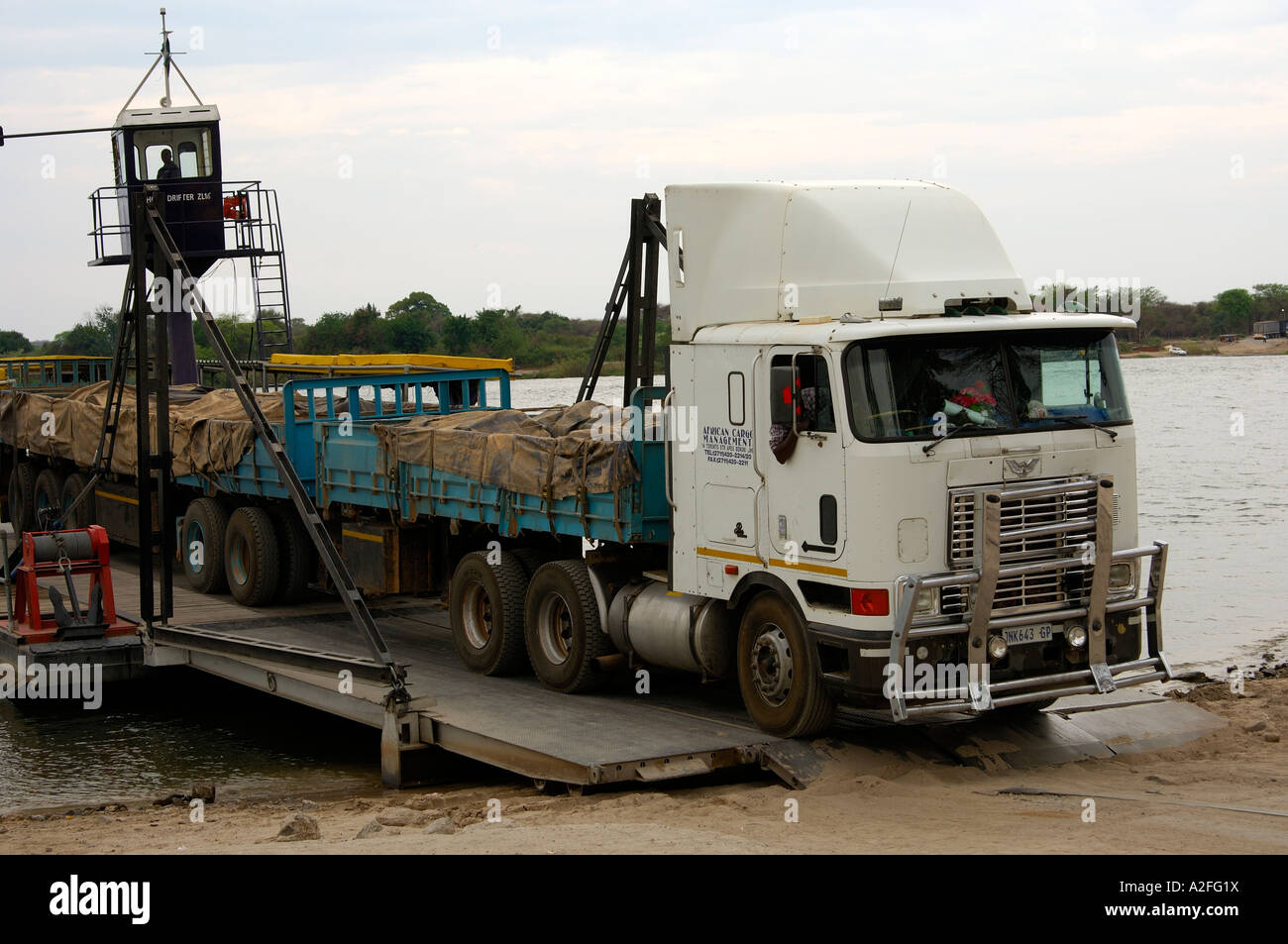 LKW aus Südafrika ist zwischen Botswana und Sambia, Kazungula, Grenzbahnhof Botswana - Sambia von einer Fähre aussteigen. Stockfoto