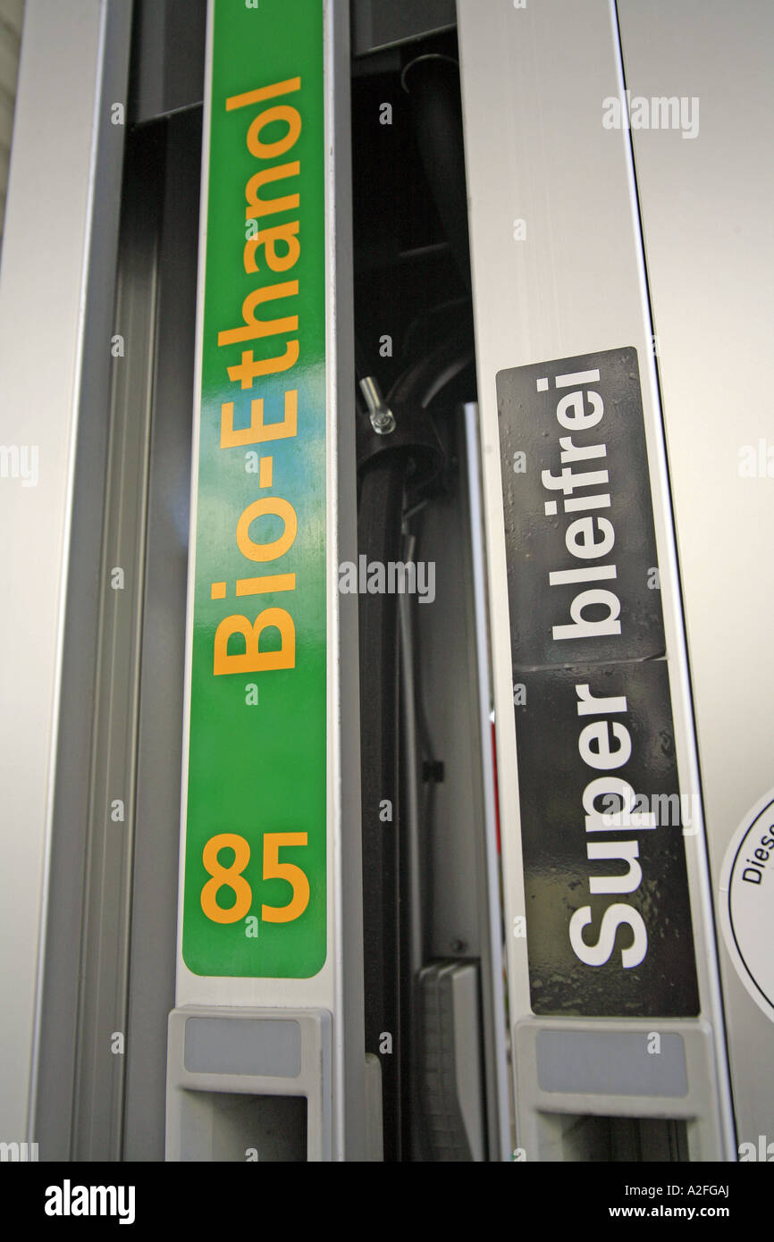 Beratung über eine Tankstelle für Bio Ethanol E 85 Stockfoto