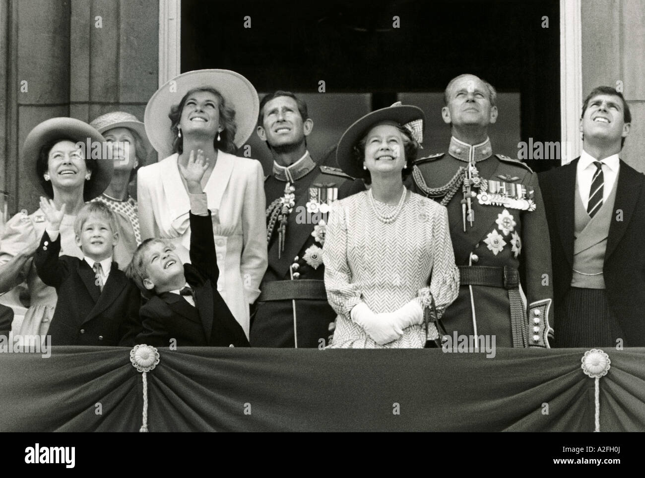 Die königliche Familie beobachten einen Durchflug von einem Balkon am Buckingham Palace zu den Queens Geburtstag im Oktober 1989 Stockfoto