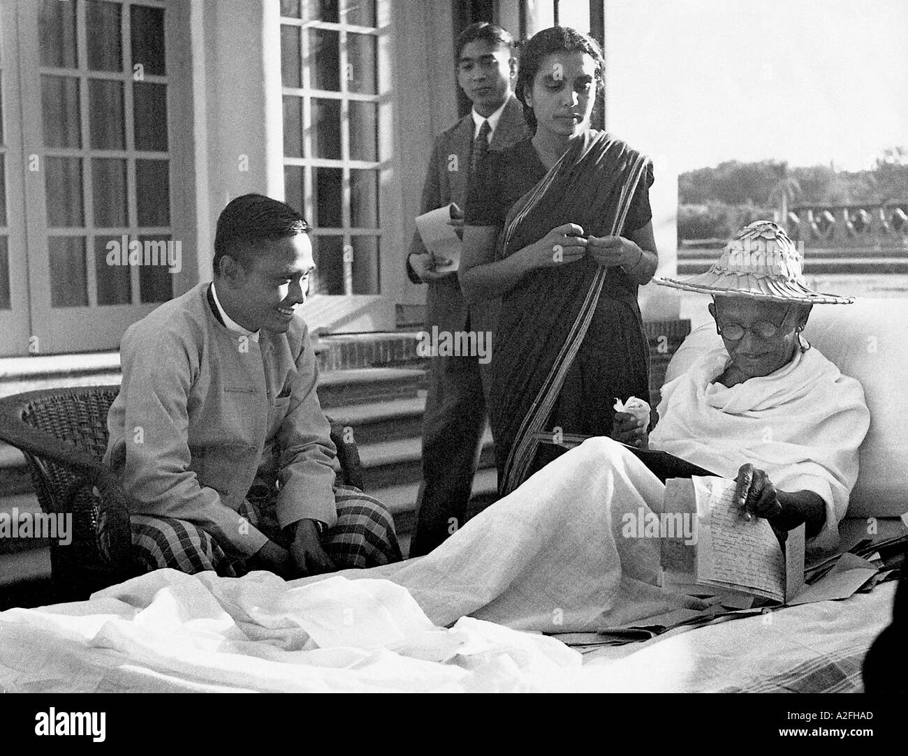 MKG33586 Mahatma Gandhi mit dem Premierminister von Birma am Birla Haus New Delhi Indien Dezember 1947 Stockfoto