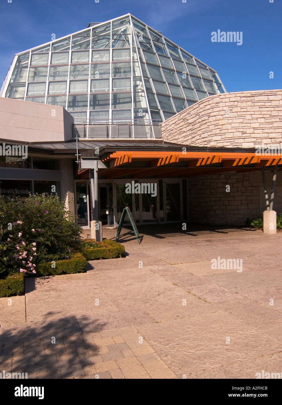 Außenansicht des Butterfly Conservatory in Niagara Falls, Ontario, Kanada, eine beliebte tropische Attraktion im Gewächshaus, bekannt für exotische Schmetterlinge. Stockfoto