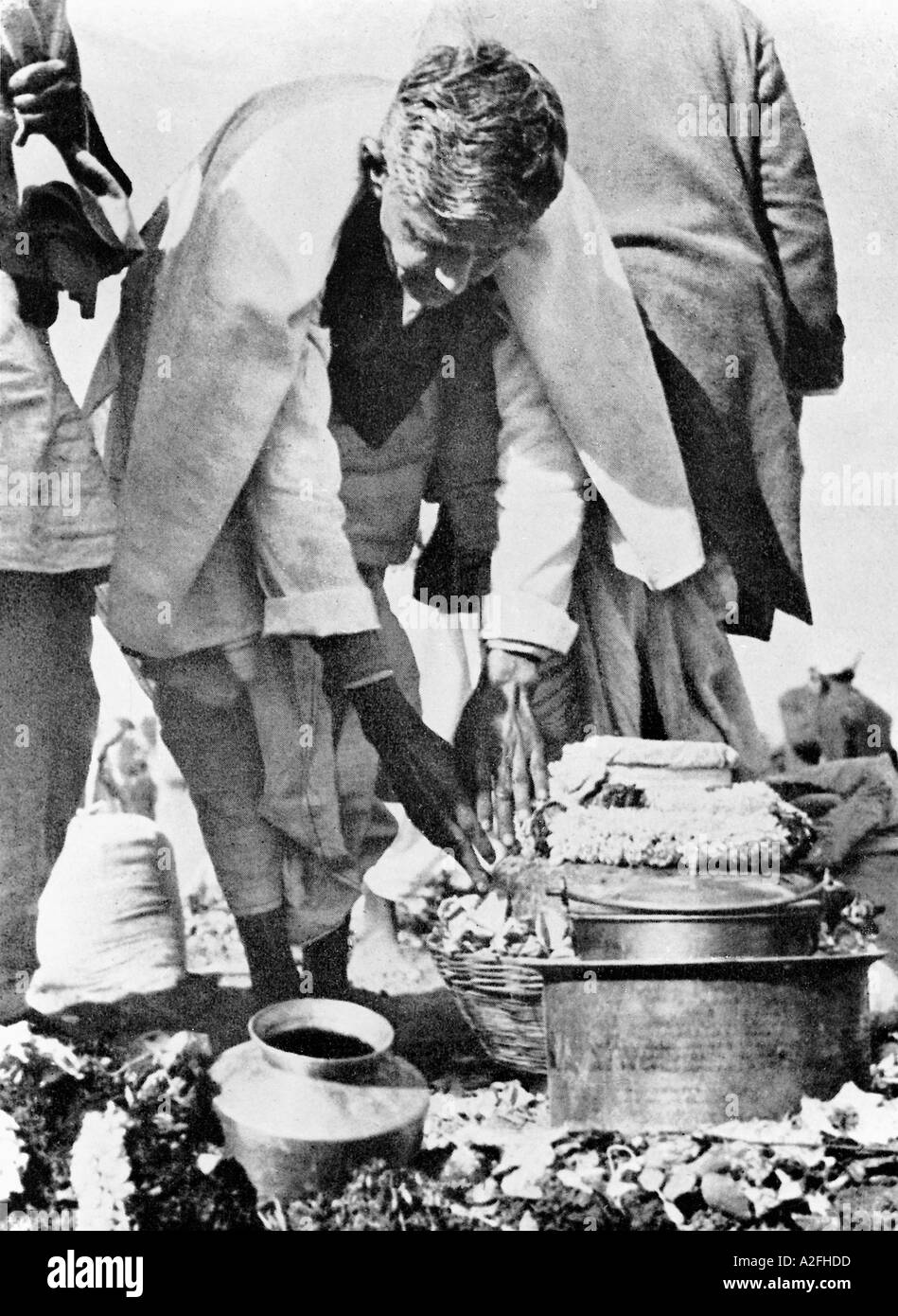 MKG33614 Ramdas Gandhi Handhabung die Urne tragen seine Väter Asche in Allahabad Uttar Pradesh, Indien 12. Februar 1948 Stockfoto