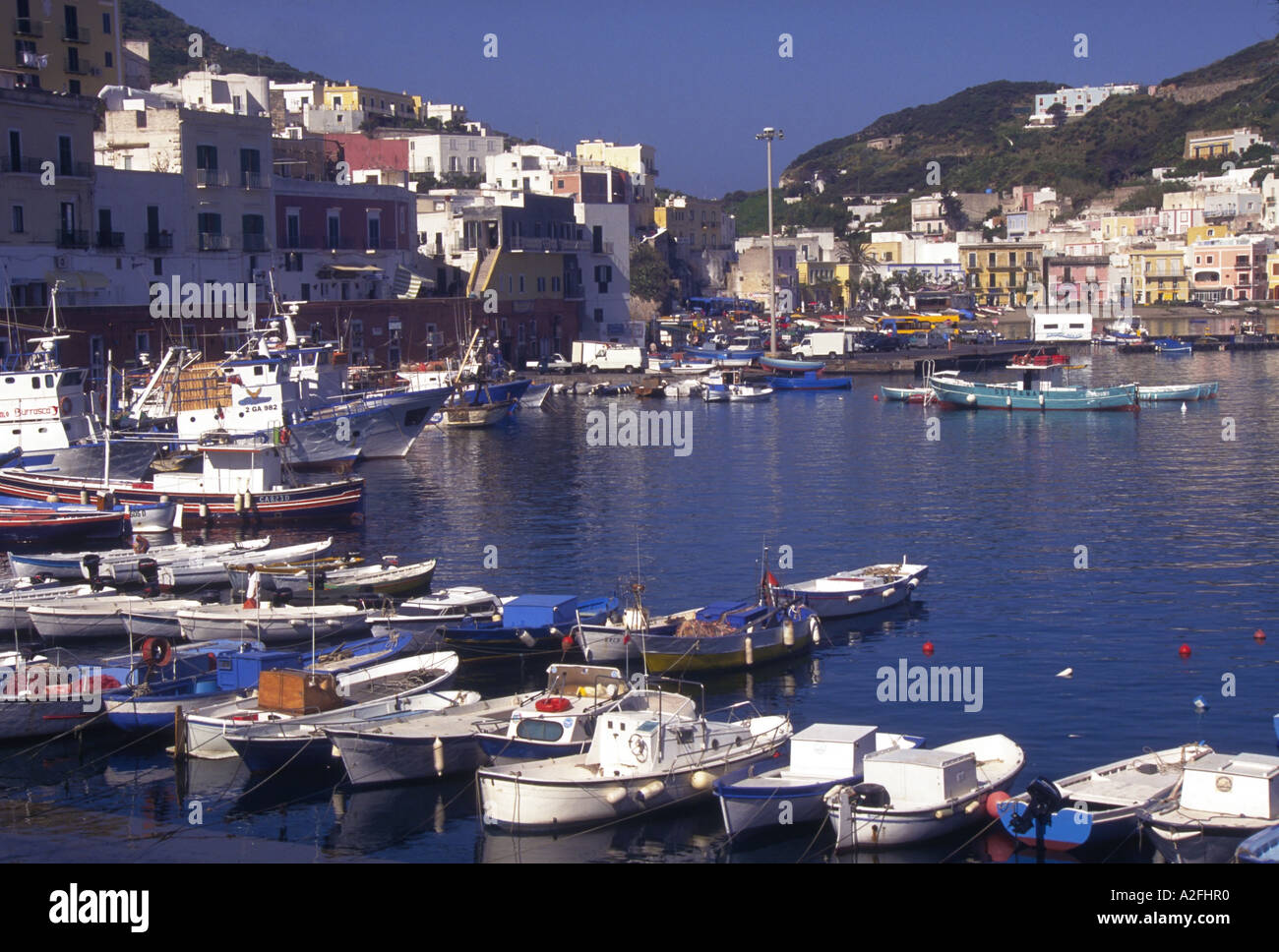 Italien, die Pontinischen Inseln, Isola di Ponza. Hafen im Dorf von Ponza. Stockfoto