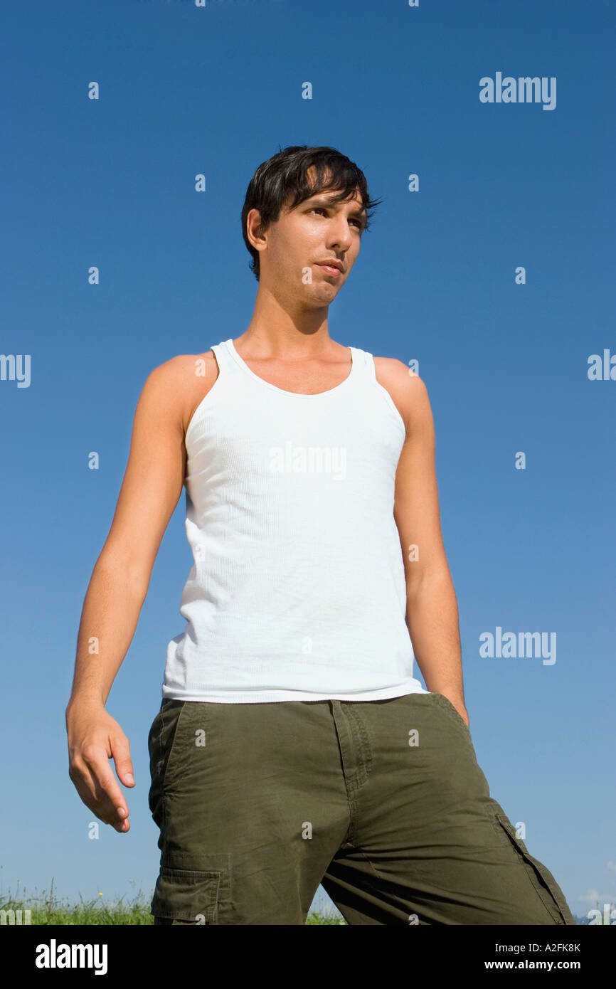 Junger Mann, Hand in der Tasche Stockfoto
