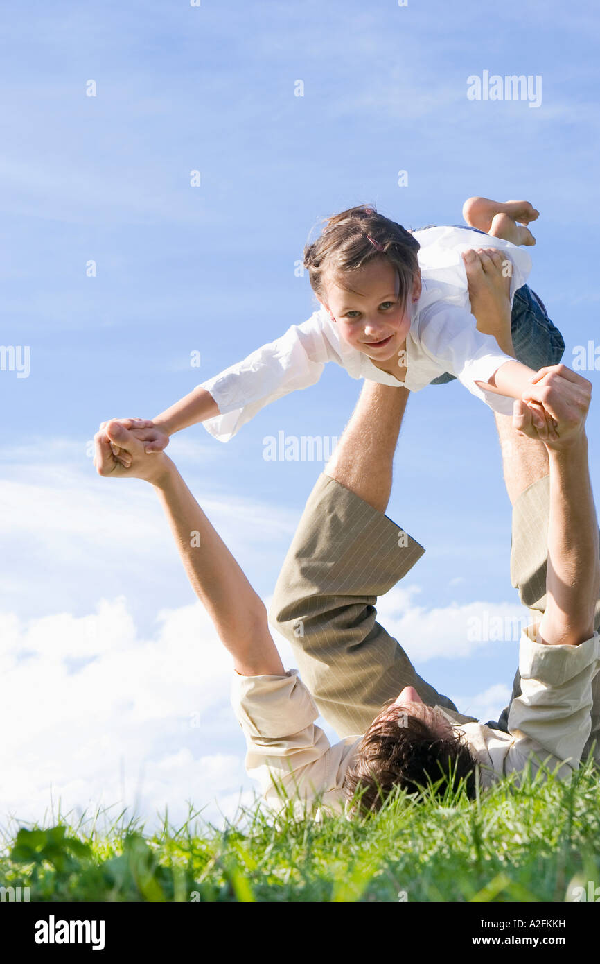 Vater mit Tochter (7-9) spielen Stockfoto