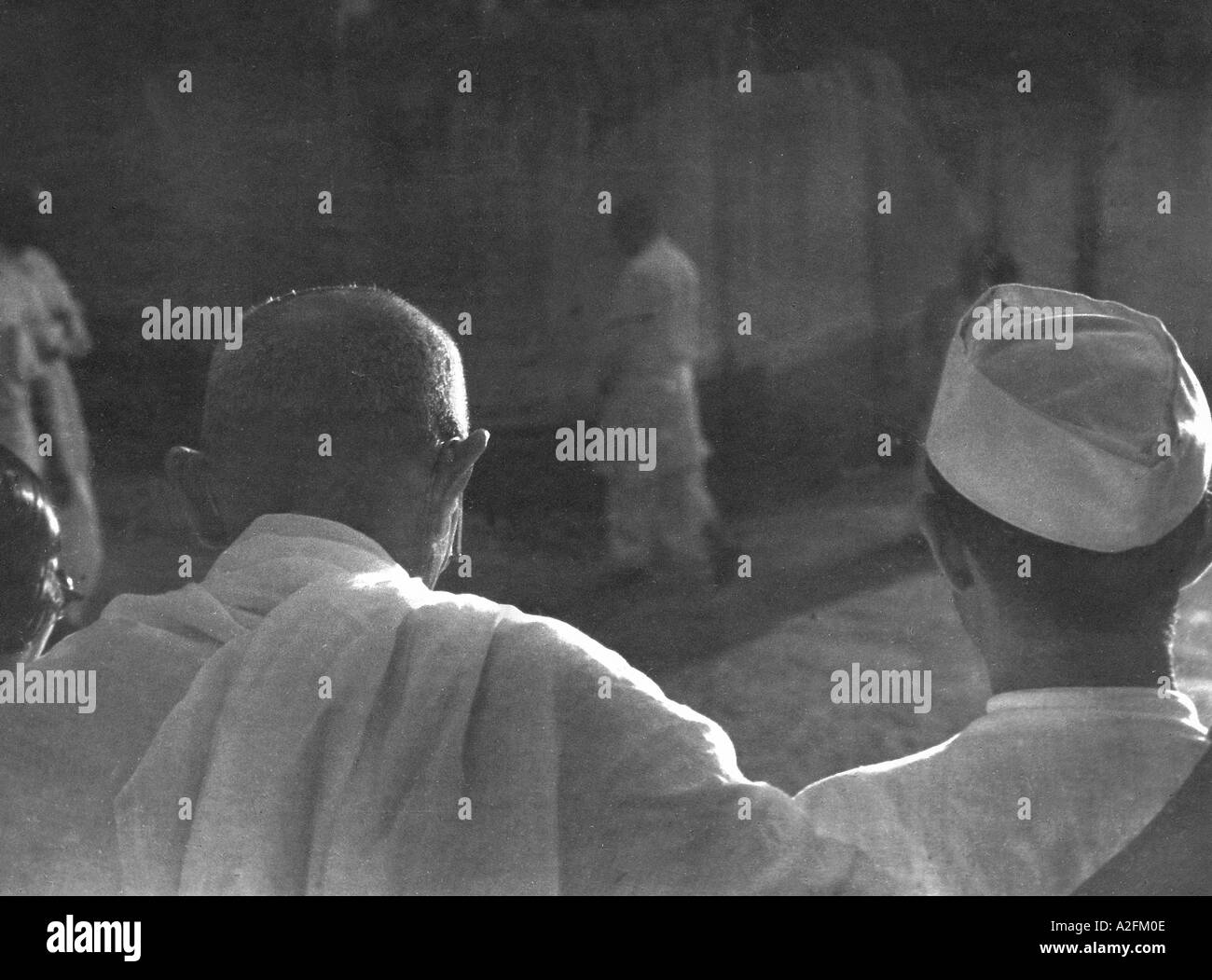 Mahatma Gandhi während seines Besuchs im ersten Arbeiterbildungslager Mumbai Bombay Maharashtra Indien April 1945 Stockfoto