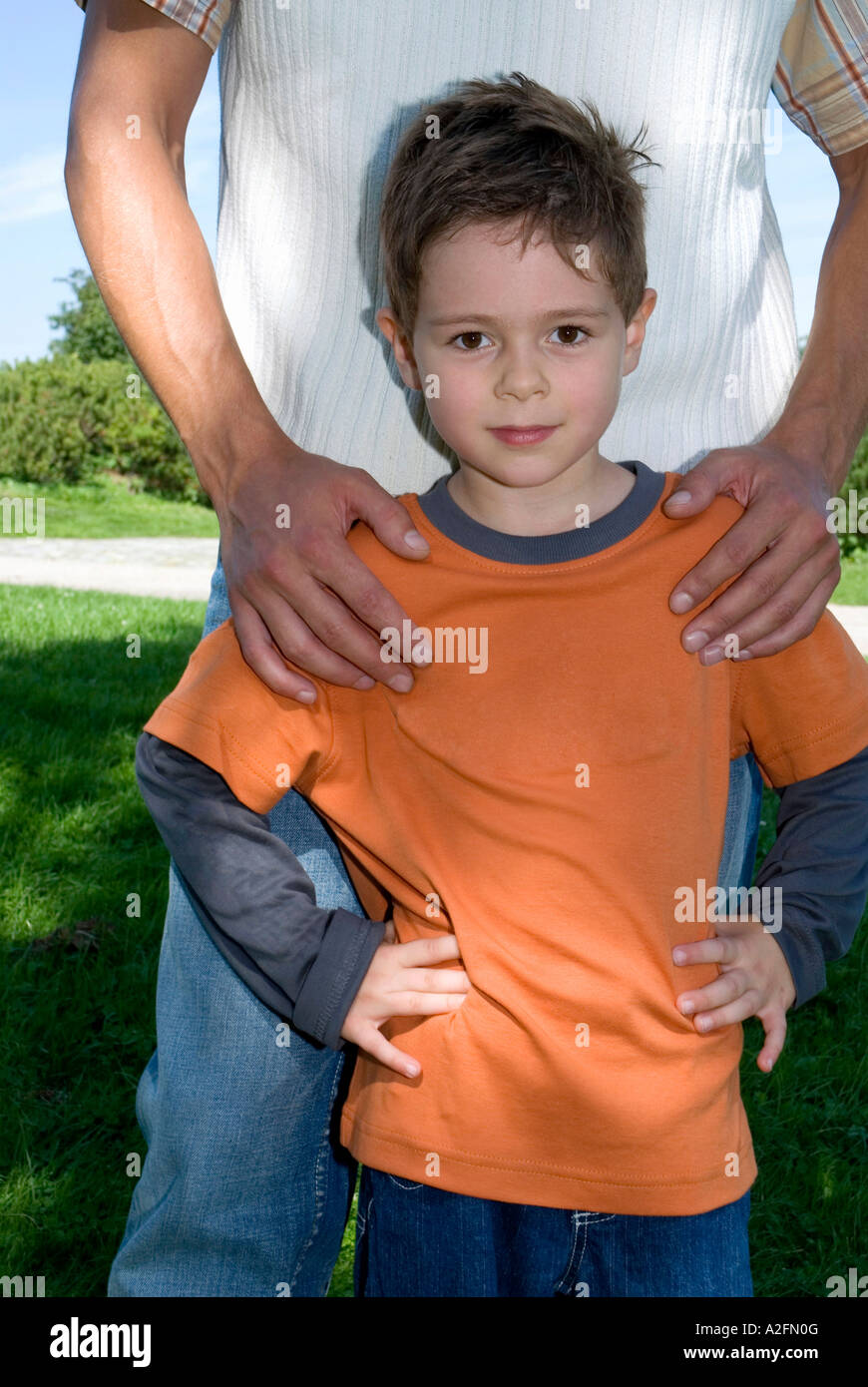 Vater mit Hand auf des Sohnes (4-7) Schulter, Porträt, Nahaufnahme Stockfoto