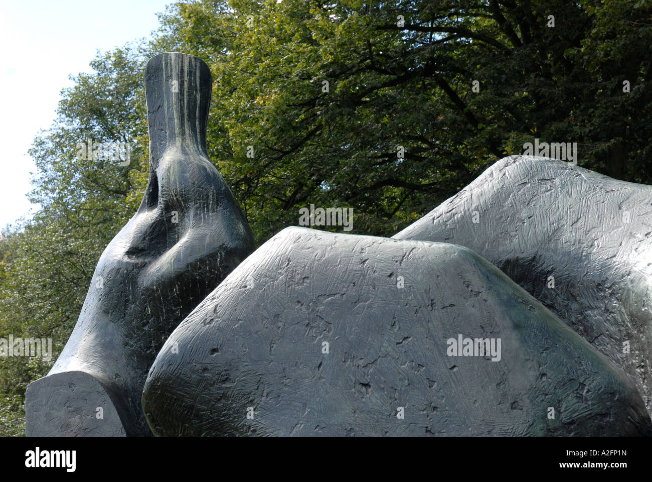 Zweiteilige stützende Abbildung Nr. 5 von Henry Moore am Kenwood Hampstead London Stockfoto